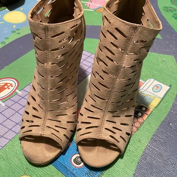 Shoes - Picture 1 of 4